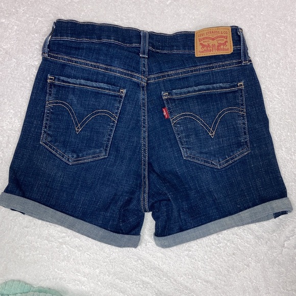 Levi’s mid length dark wash denim stretch roll cuff shorts size 26 - Picture 2 of 7